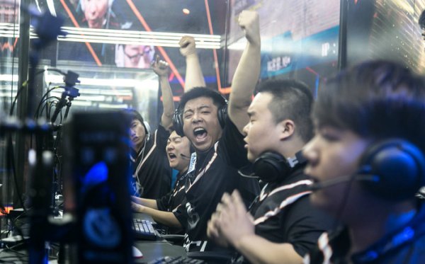 告与队内人 告与队内人